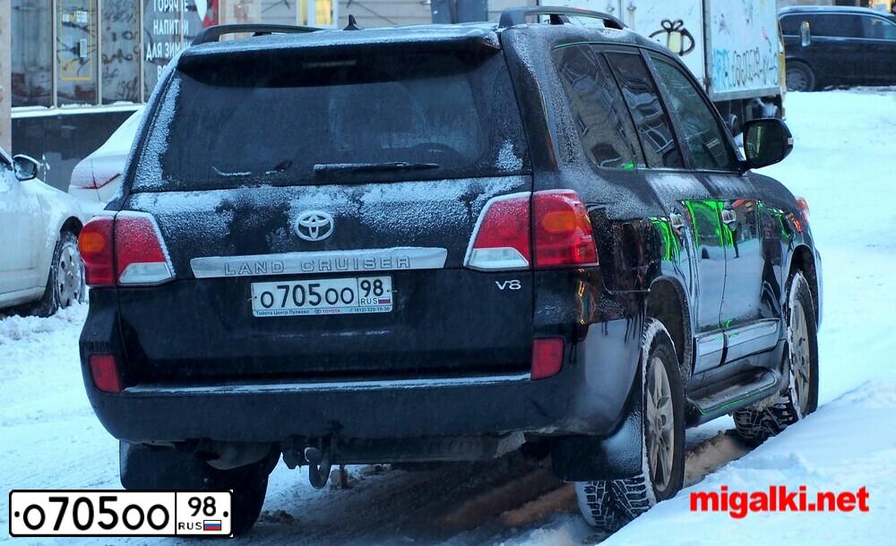 Фото автомобиля TOYOTA LANDCRUISER, 2006 — госномер В468КХ14. Цвет: СЕРЕБРИСТЫЙ