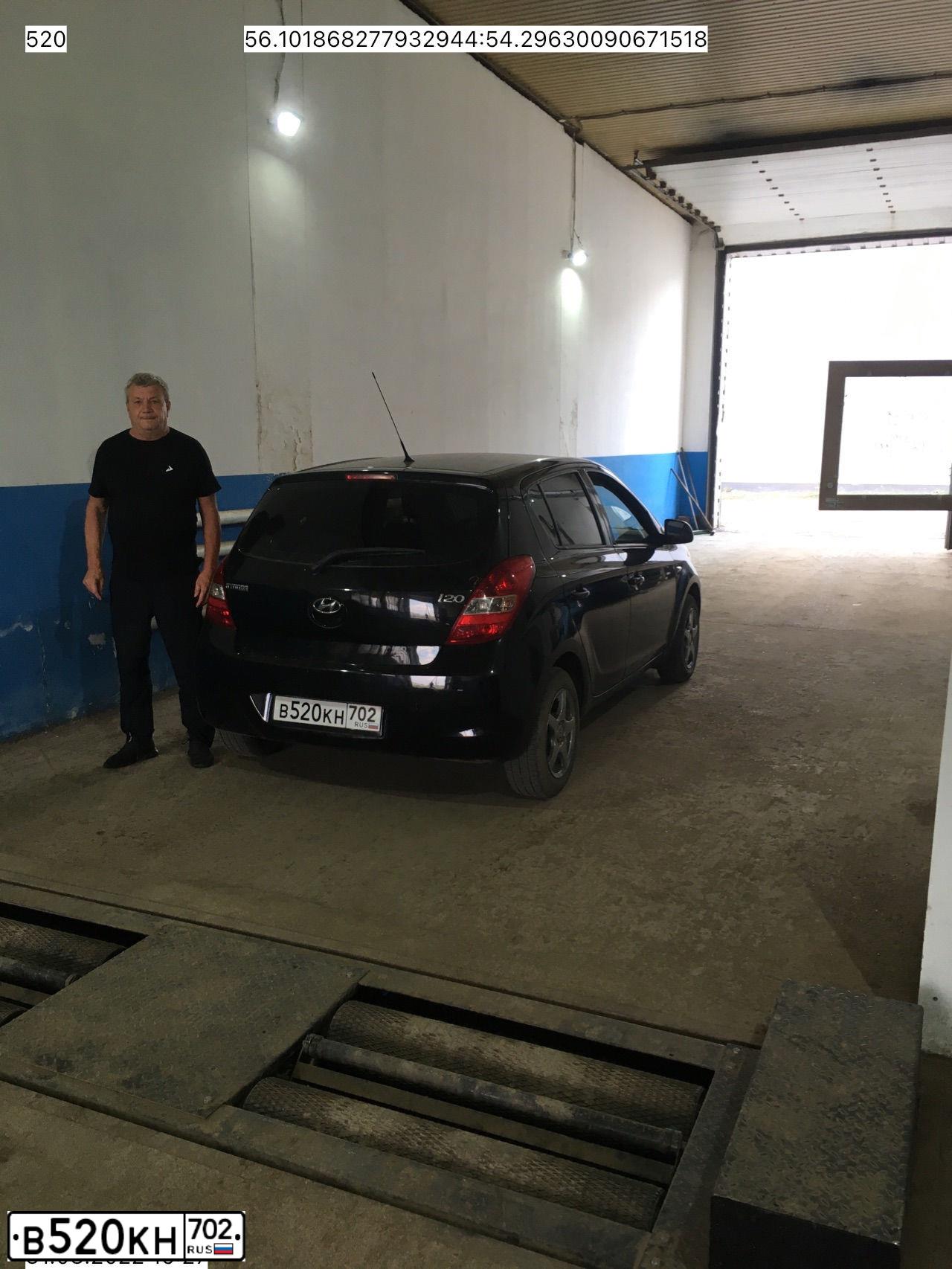Фото автомобиля HYUNDAI I20, 2009 — госномер В520КН702. Цвет: ЧЕРНЫЙ