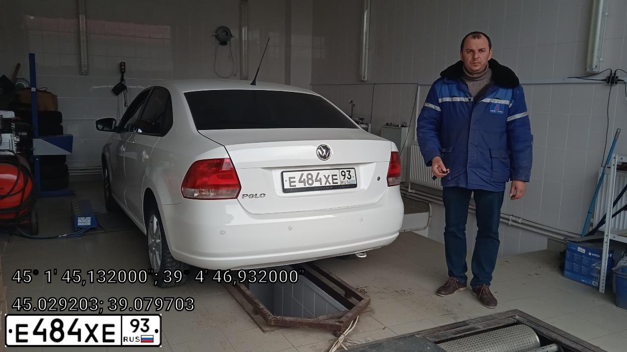 Фото автомобиля VOLKSWAGEN POLO, 2012 — госномер Е484ХЕ93. Цвет: Белый