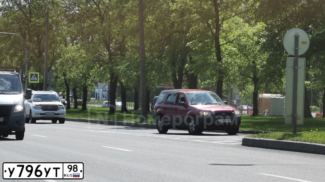 Фото автомобиля FORD ESCAPE, 2004 — госномер Е104ОЕ51. Цвет: ВИШНЕВЫЙ