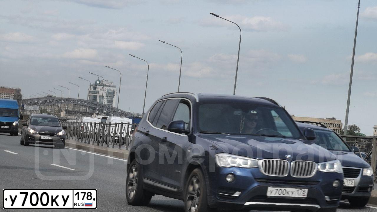 Фото автомобиля BMW X3, 2016 — госномер У700КУ178. Цвет: синий