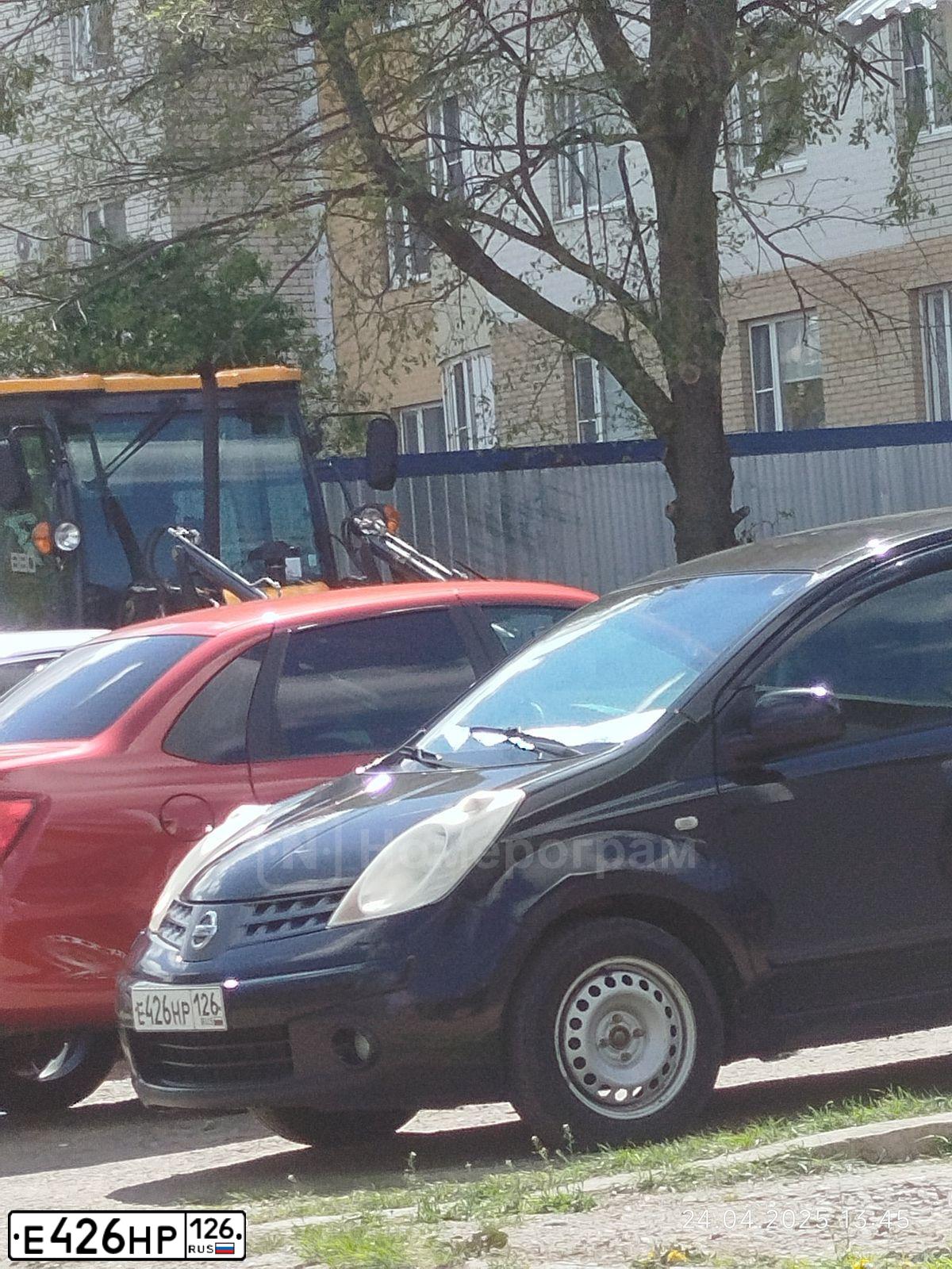 Фото автомобиля NISSAN NOTE, 2007 — госномер У455АС199. Цвет: ЧЕРНЫЙ