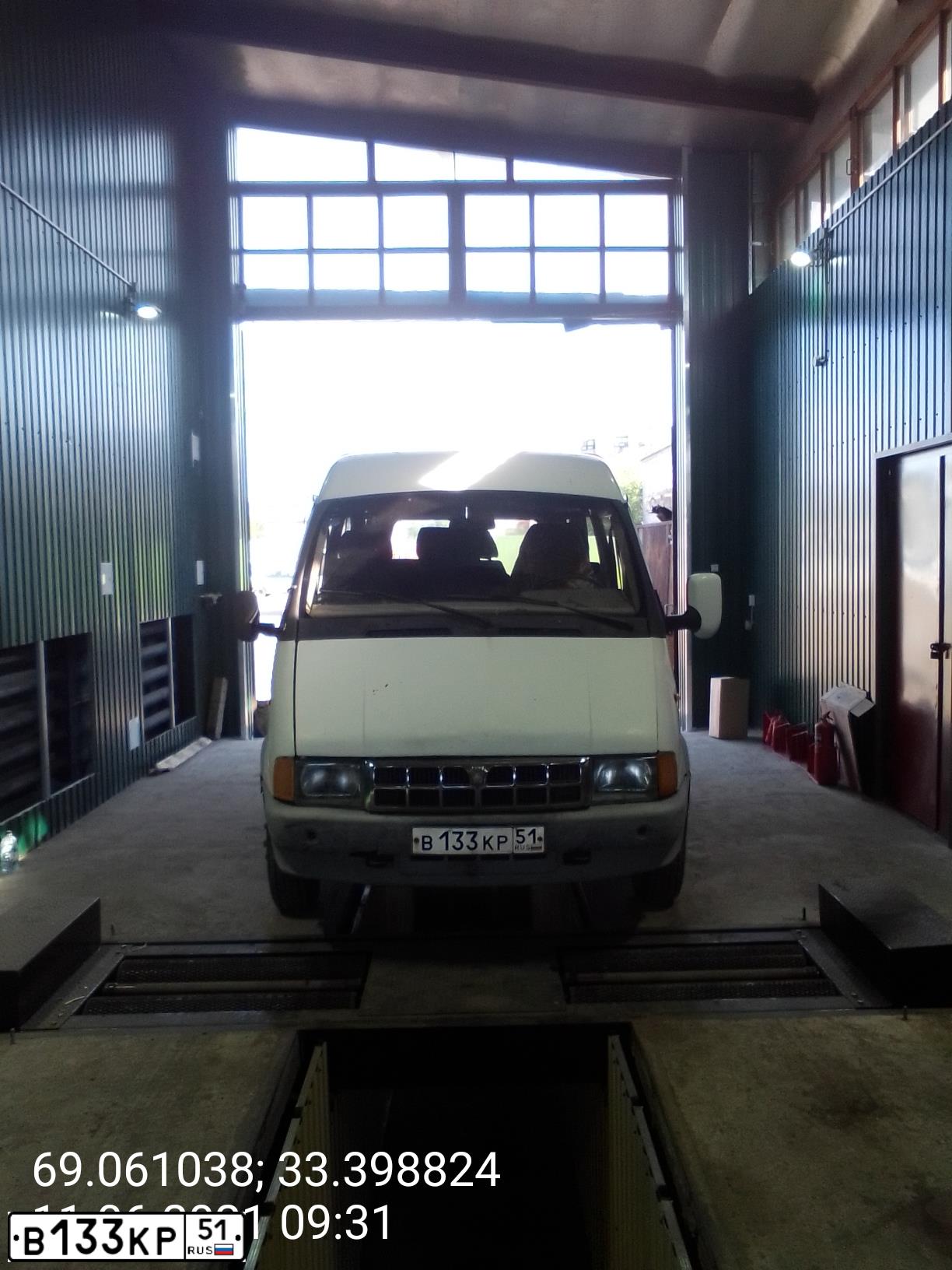 Фото автомобиля GAZ 3221 EL, 2002 — госномер В133КР51. Цвет: СНЕЖНО-БЕЛЫЙ