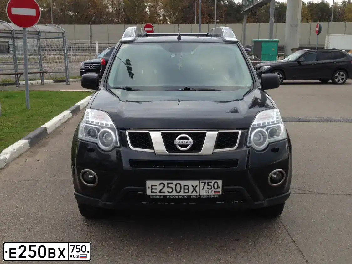 Фото автомобиля NISSAN X-TRAIL, 2013 — госномер Е250ВХ750. Цвет: ЧЕРНЫЙ