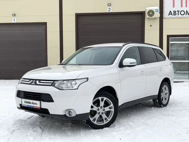Фото автомобиля MITSUBISHI OUTLANDER, 2013 — госномер Е915ЕС35. Цвет: Белый