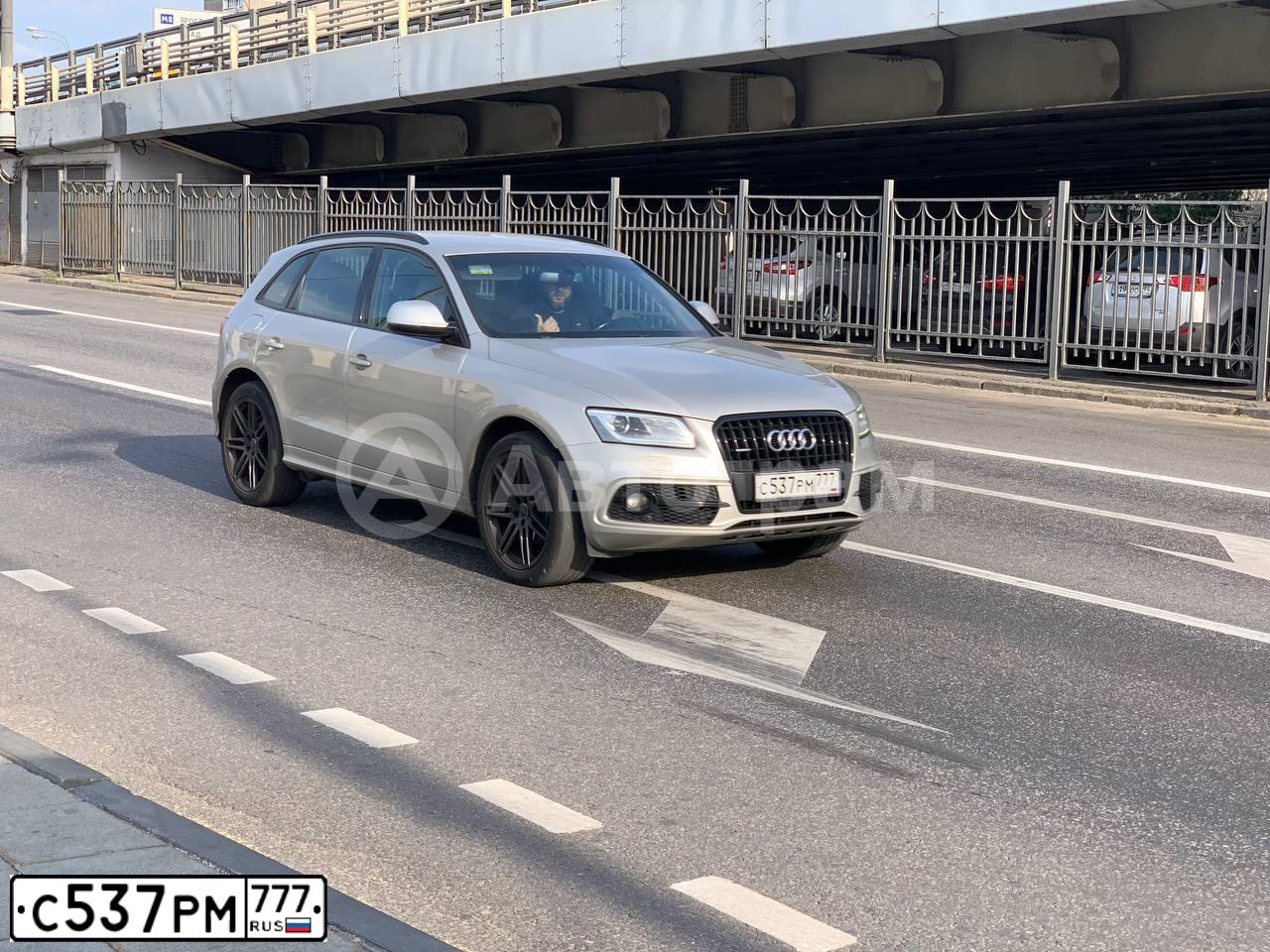 Фото автомобиля AUDI Q5, 2015 — госномер С537РМ777. Цвет: СЕРО-ЗОЛОТИСТЫЙ