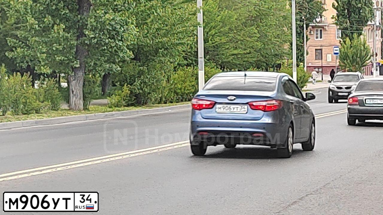 Фото автомобиля KIA RIO, 2013 — госномер О414МР134. Цвет: голубой