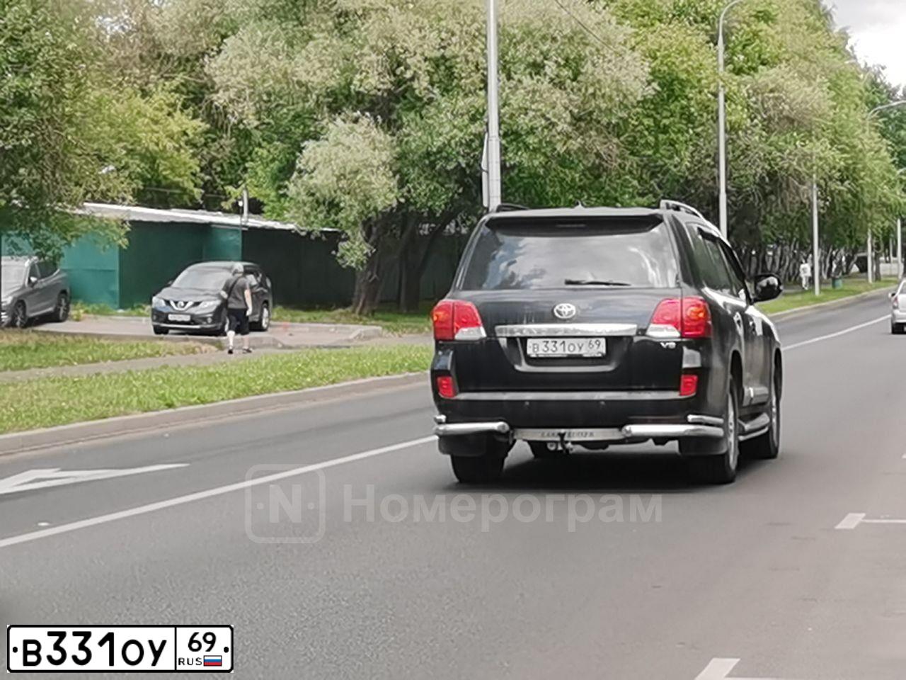 Фото автомобиля TOYOTA LANDCRUISER 200, 2014 — госномер В331ОУ69. Цвет: ЧЕРНЫЙ