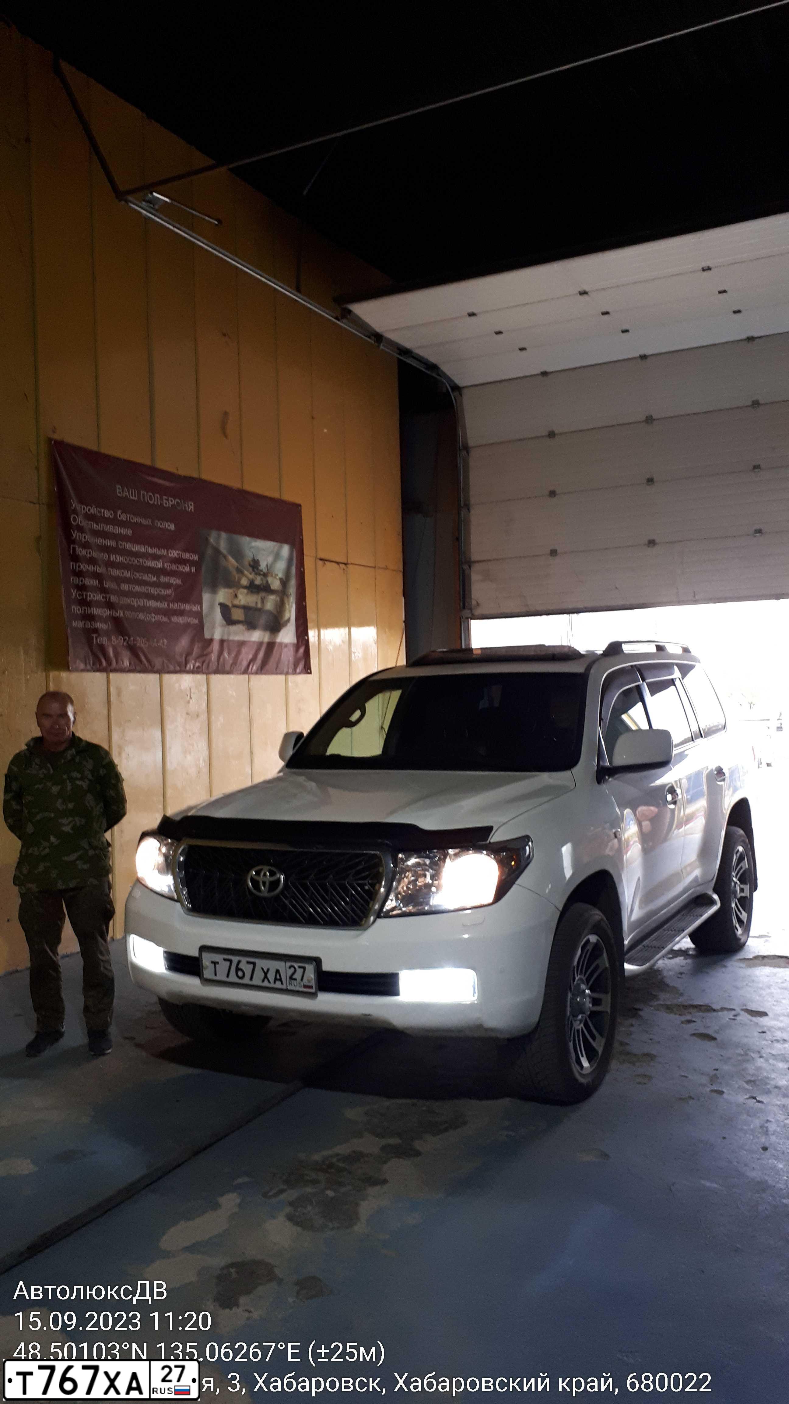 Фото автомобиля TOYOTA LANDCRUISER 200, 2011 — госномер Е080ХА27. Цвет: Белый