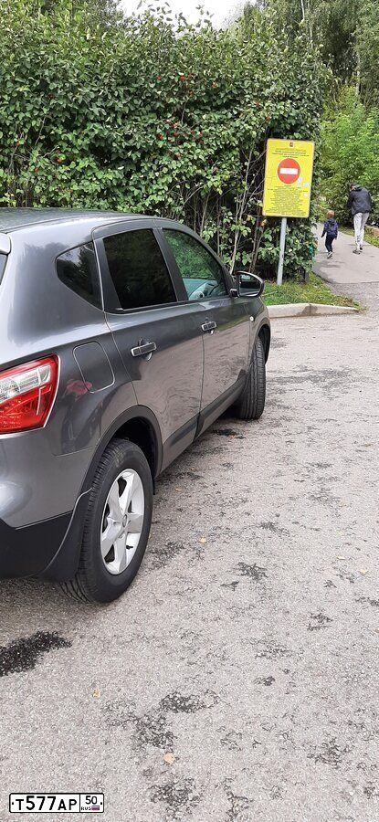 Фото автомобиля NISSAN QASHQAI, 2013 — госномер Т426ХС799. Цвет: Серый