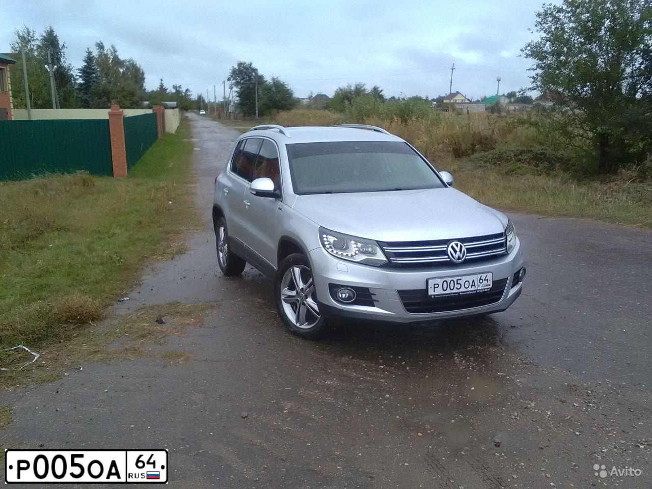 Фото автомобиля VOLKSWAGEN TIGUAN, 2013 — госномер Р005ОА64. Цвет: БЕЛЫЙ