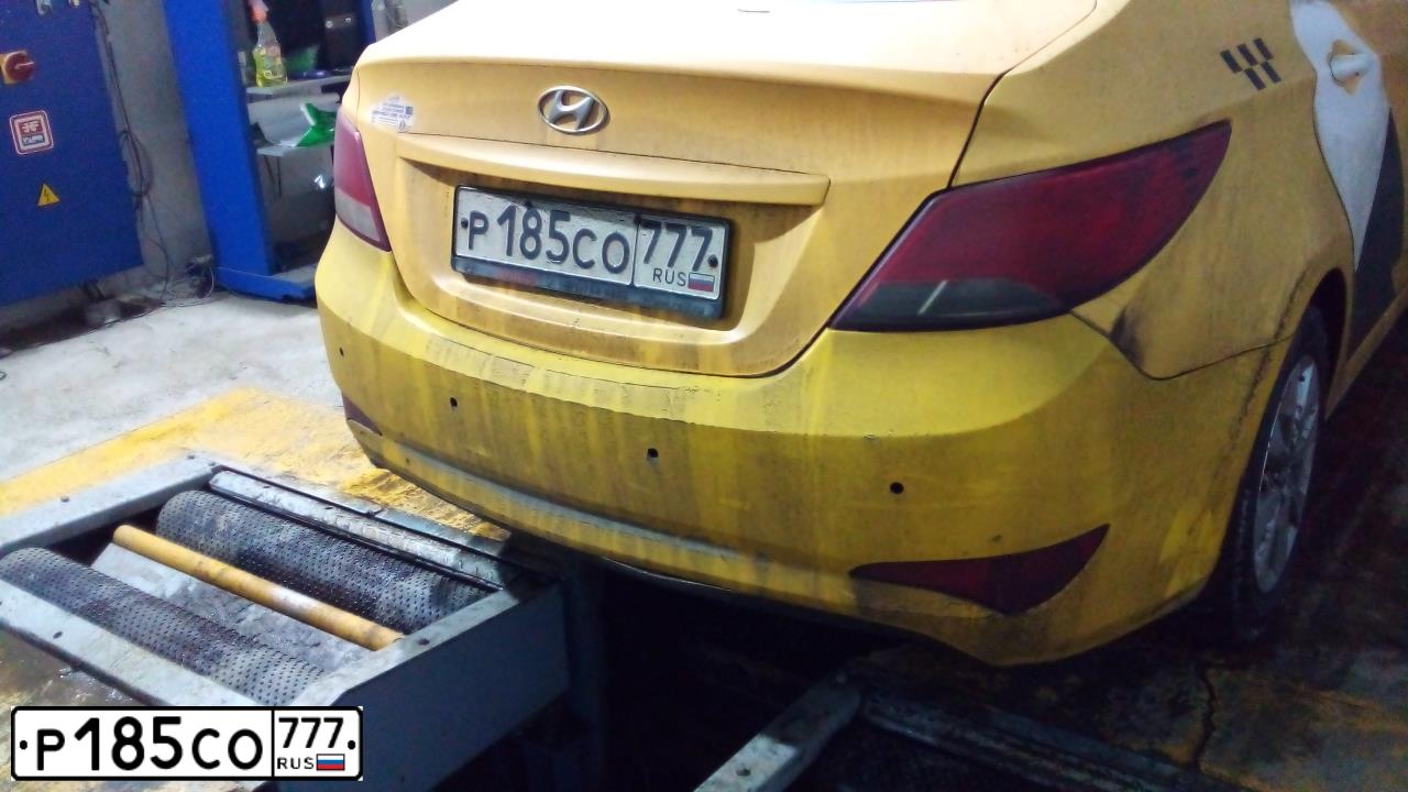 Фото автомобиля HYUNDAI SOLARIS, 2016 — госномер Р185СО777. Цвет: ЖЕЛТЫЙ