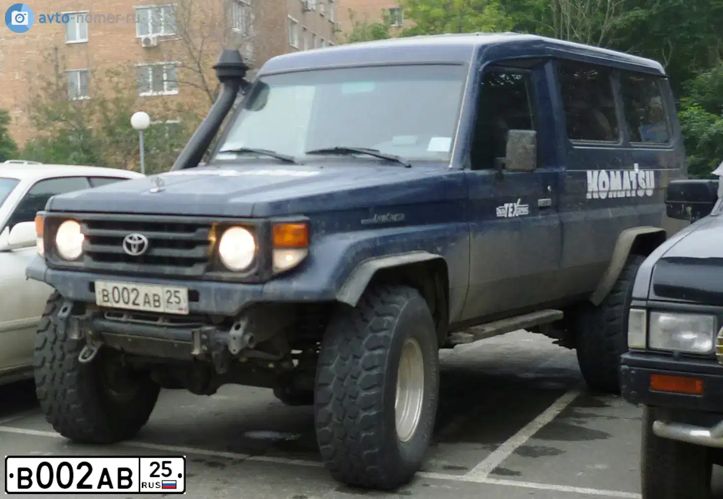 Фото автомобиля FORD EXCURSION, 1999 — госномер В002АВ25. Цвет: Серебристый