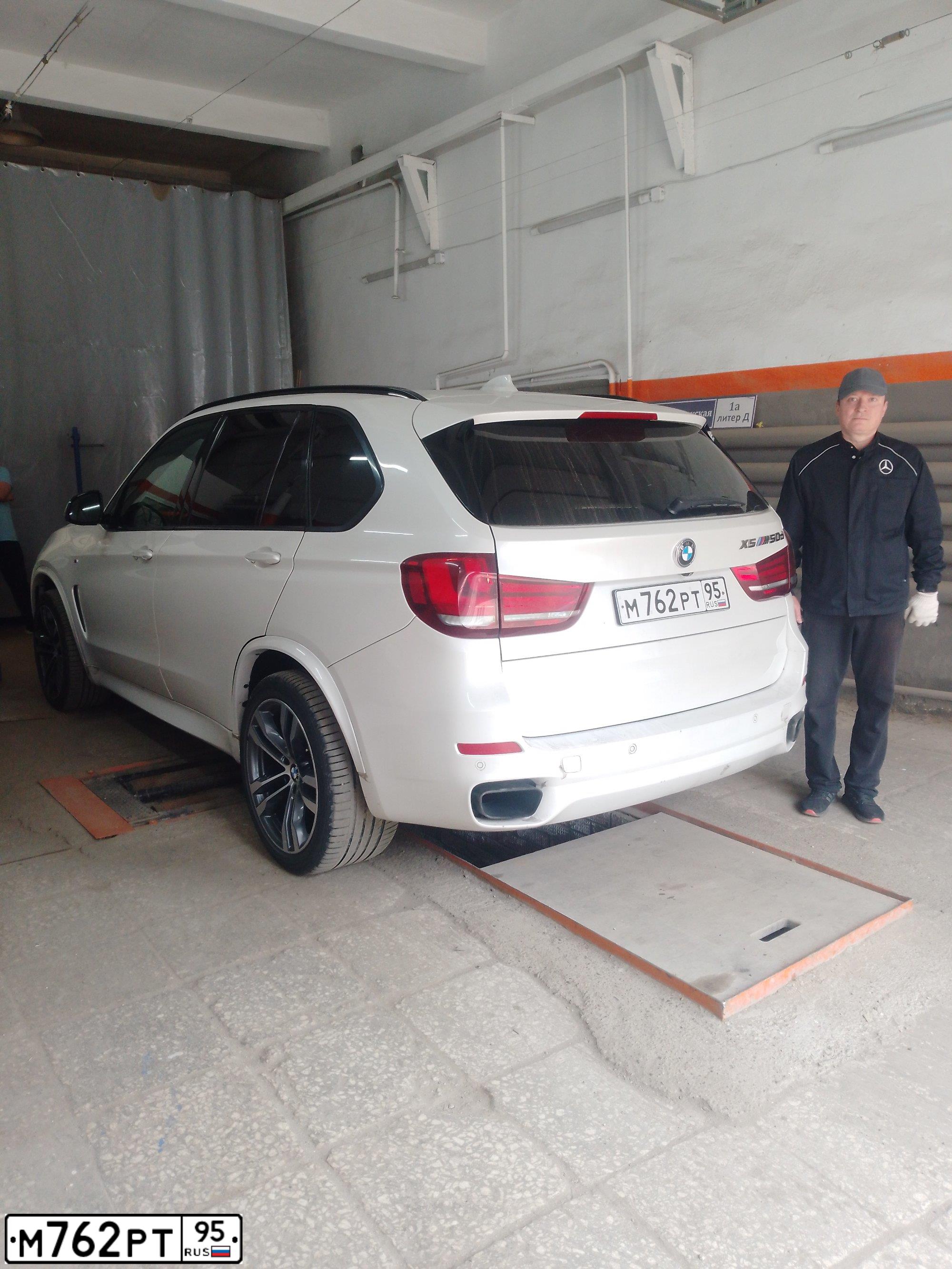 Фото автомобиля BMW X5M, 2013 — госномер О400ОО40. Цвет: Белый