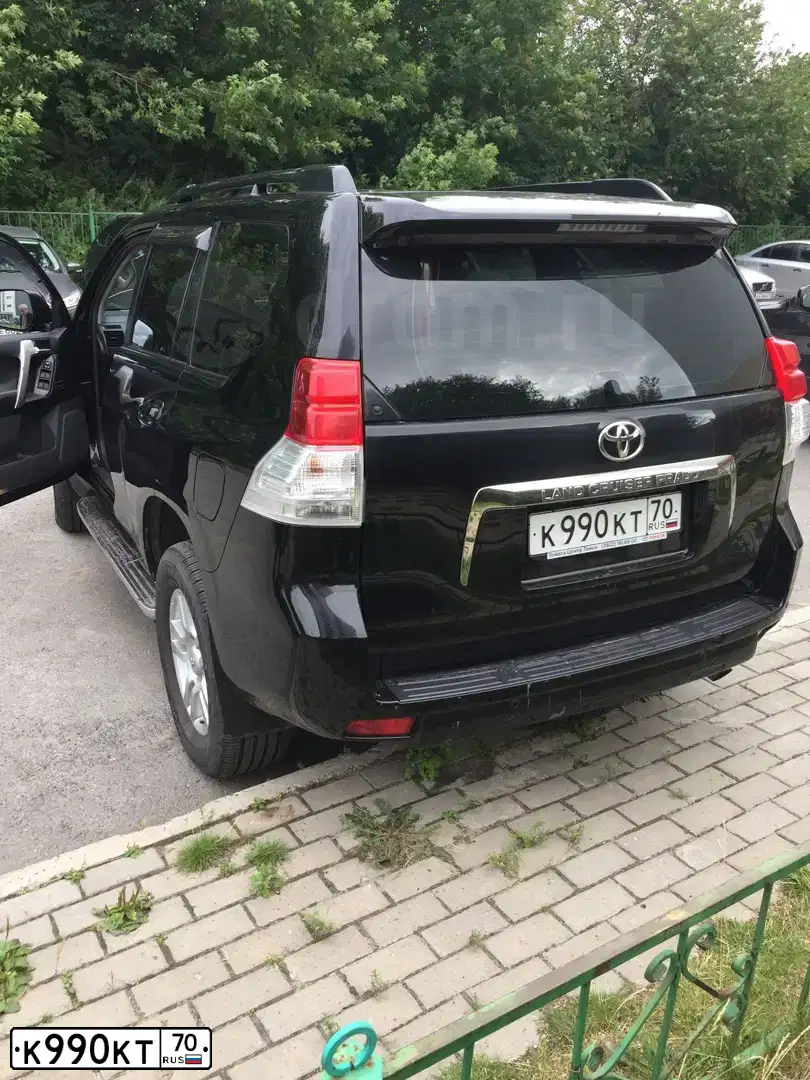 Фото автомобиля TOYOTA LANDCRUISER, 2010 — госномер К990КТ70. Цвет: ЧЕРНЫЙ