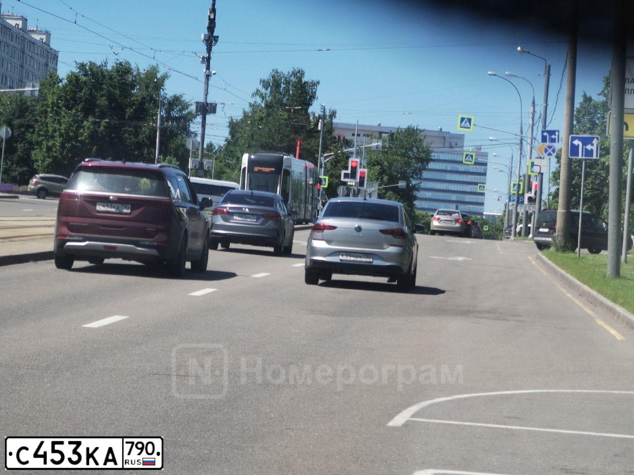 Фото автомобиля KIA CARNIVAL, 2021 — госномер С453КА790. Цвет: Красный