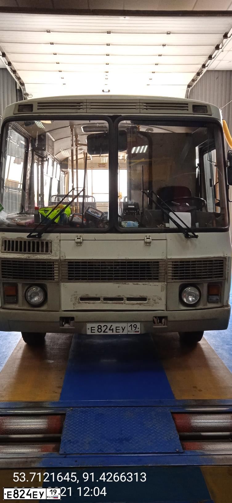 Фото автомобиля PAZ 3205, 2012 — госномер Е824ЕУ19. Цвет: БЕЛЫЙ