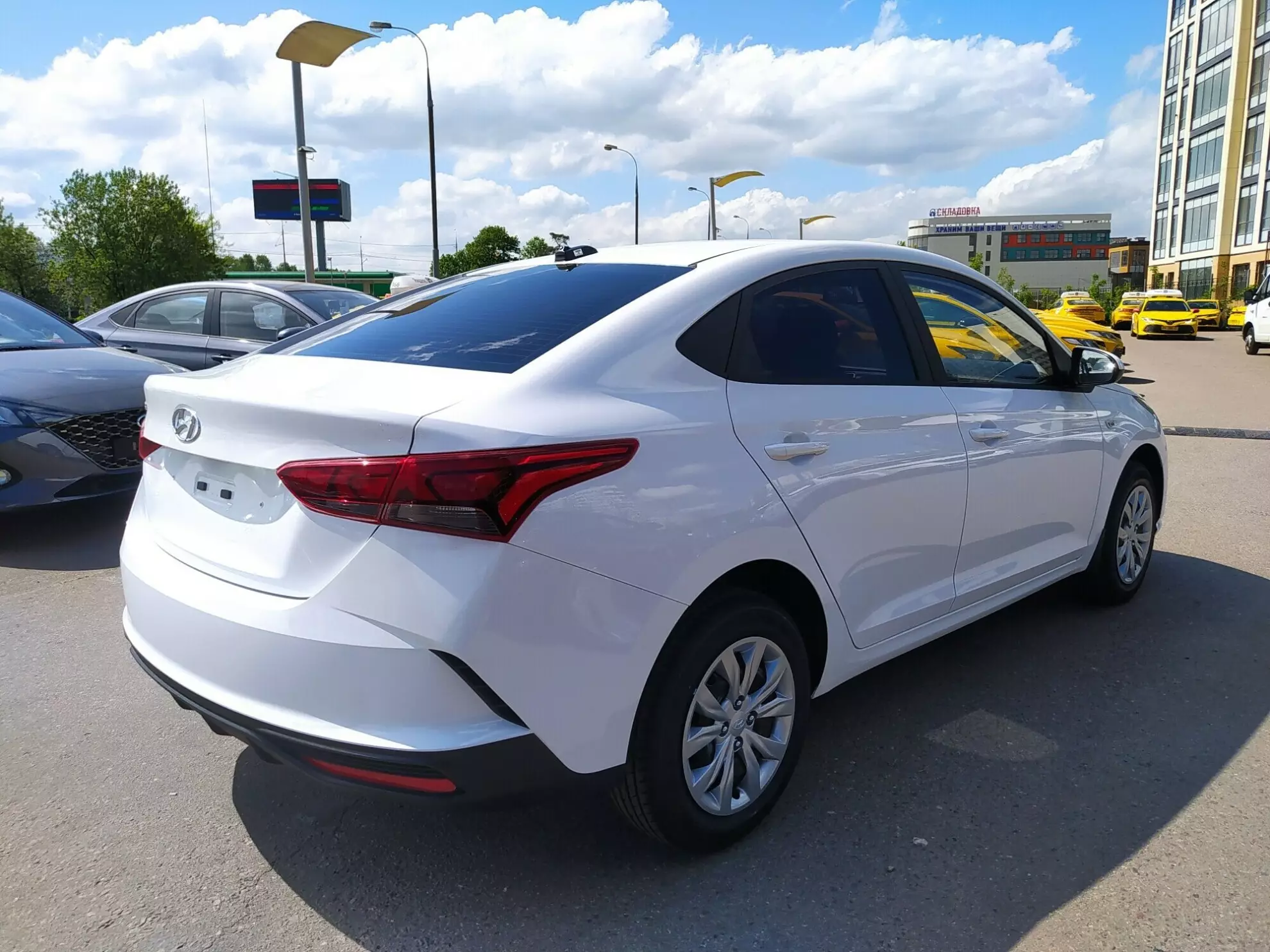 Фото автомобиля HYUNDAI SOLARIS, 2021 — госномер О304РМ790. Цвет: Белый Синий Коричневый