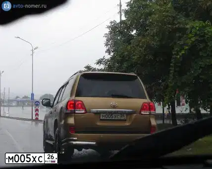Фото автомобиля TOYOTA RAV4, 2013 — госномер М005ХС26. Цвет: ЧЕРНЫЙ