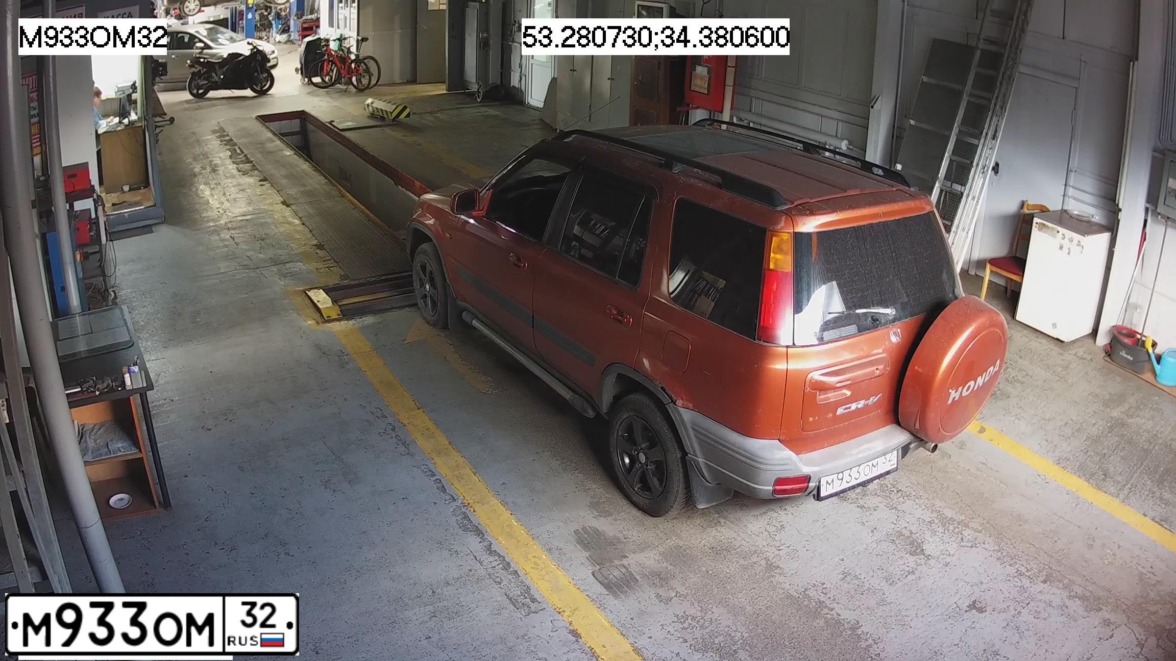 Фото автомобиля HONDA CR-V, 1997 — госномер М933ОМ32. Цвет: ОРАНЖЕВЫЙ