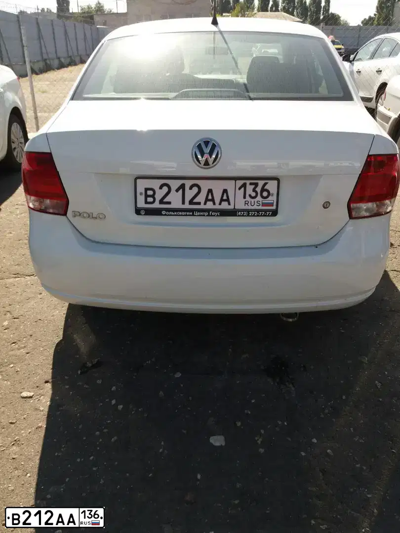 Фото автомобиля VOLKSWAGEN POLO, 2015 — госномер В212АА136. Цвет: Белый