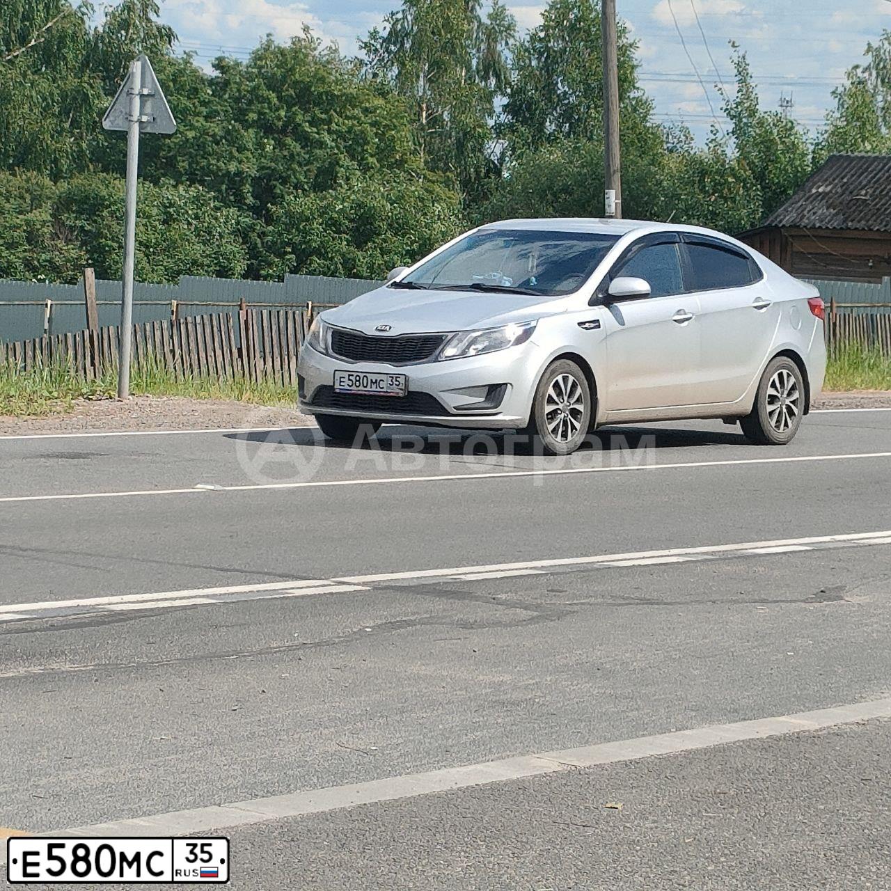 Фото автомобиля FORD FOCUS, 2003 — госномер Е580МС35. Цвет: СЕРЕБРИСТЫЙ