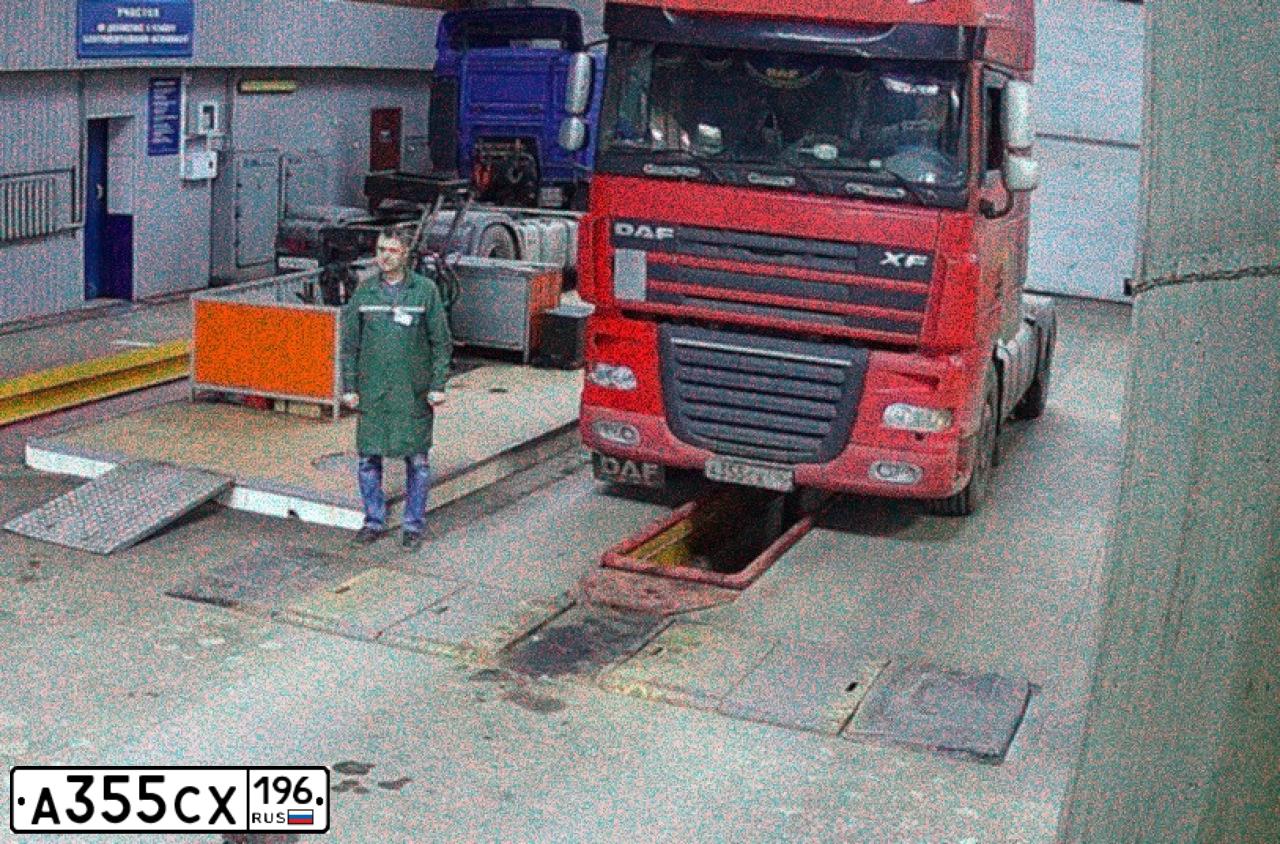 Фото автомобиля DAF XF 105 FT /4X2/, 2011 — госномер А355СХ196. Цвет: КРАСНЫЙ