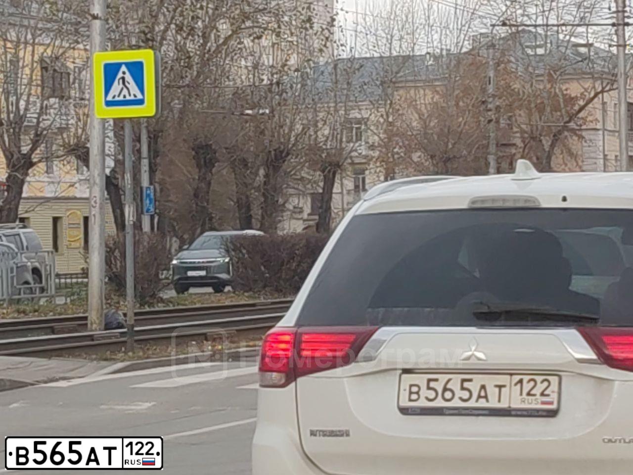 Фото автомобиля MITSUBISHI OUTLANDER, 2018 — госномер В565АТ122. Цвет: Белый