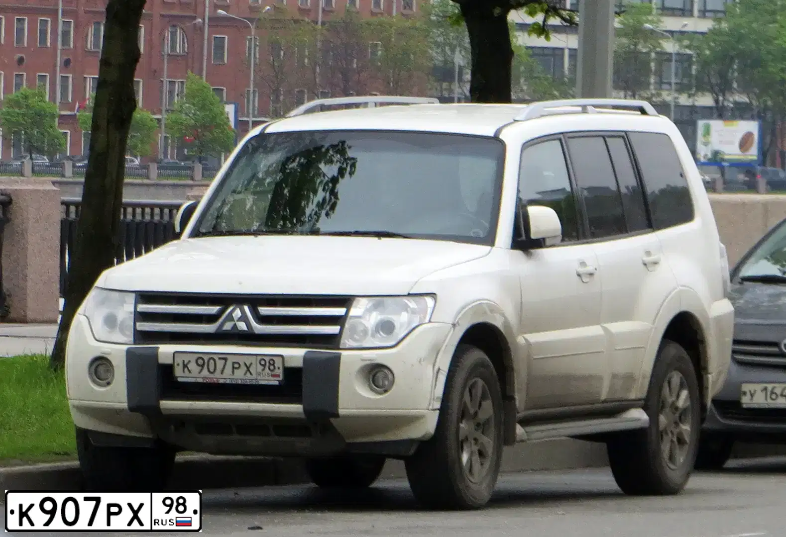 Фото автомобиля MITSUBISHI PAJERO, 2011 — госномер К900РХ98. Цвет: Белый