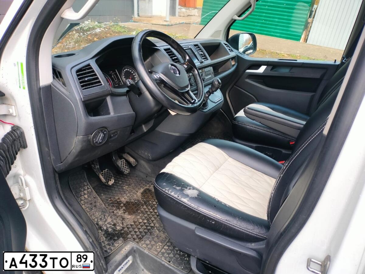 Фото автомобиля VOLKSWAGEN MULTIVAN, 2018 — госномер О042АС550. Цвет: БЕЛЫЙ