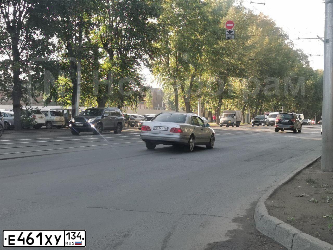 Фото автомобиля RENAULT MEGANE, 2008 — госномер Е461ХУ134. Цвет: БЕЖЕВЫЙ