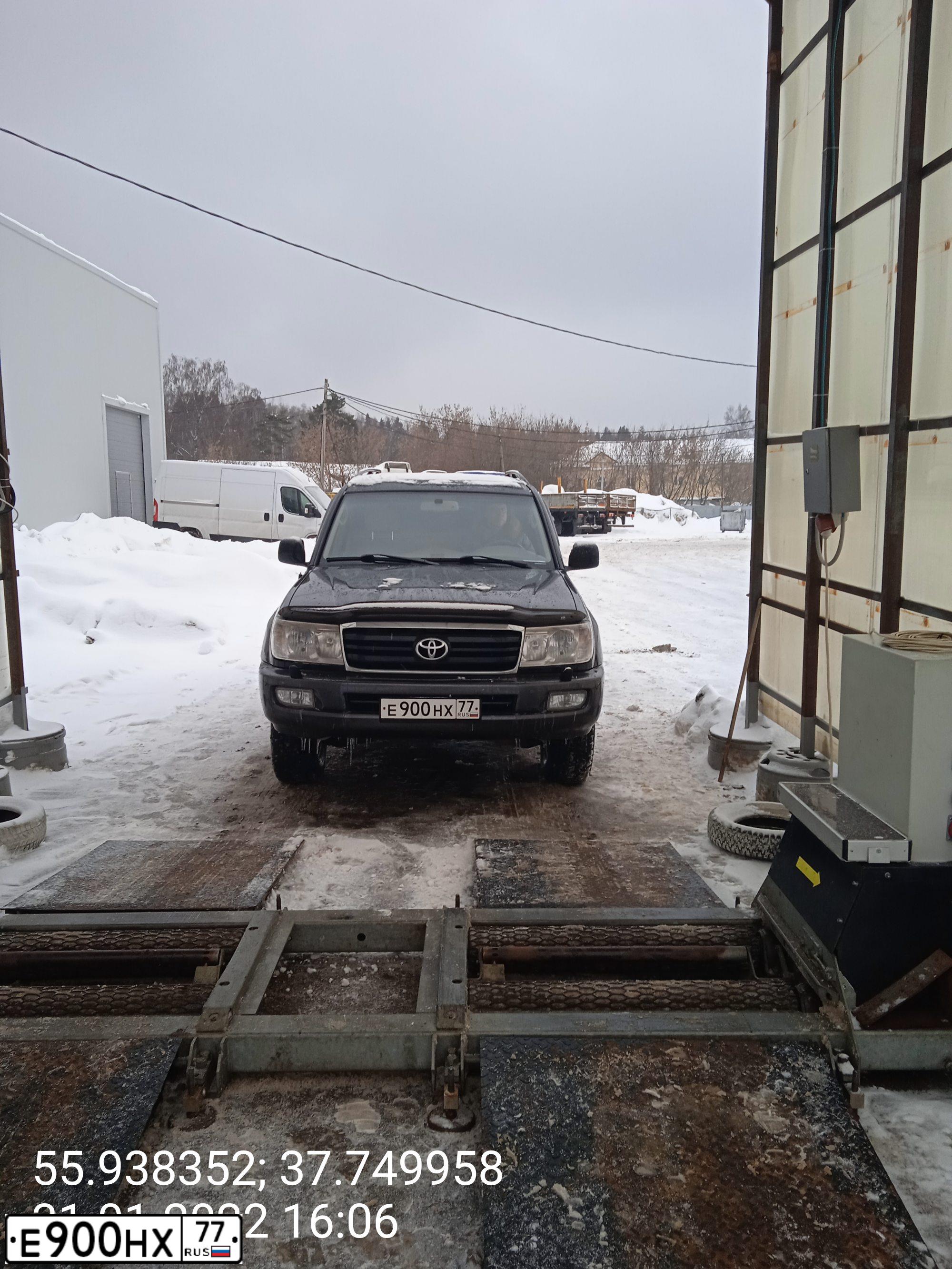 Фото автомобиля TOYOTA LANDCRUISER, 2006 — госномер Е900НХ77. Цвет: ЧЕРНЫЙ