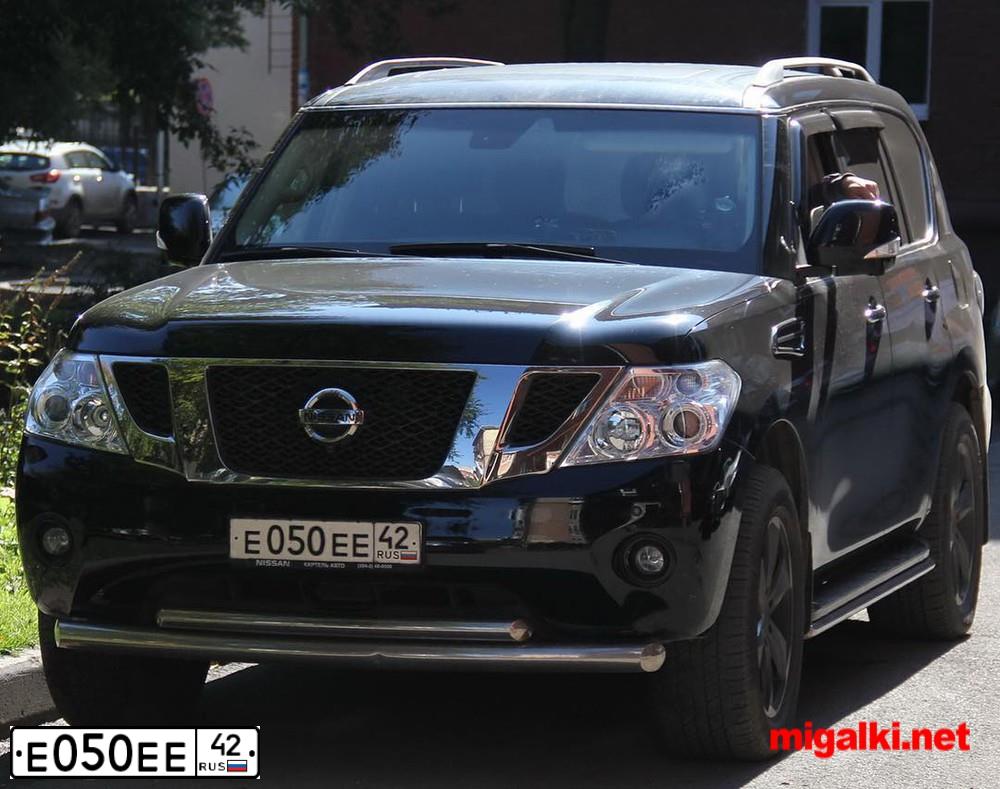 Фото автомобиля NISSAN PATROL, 2012 — госномер Е050ЕЕ42. Цвет: ЧЕРНЫЙ