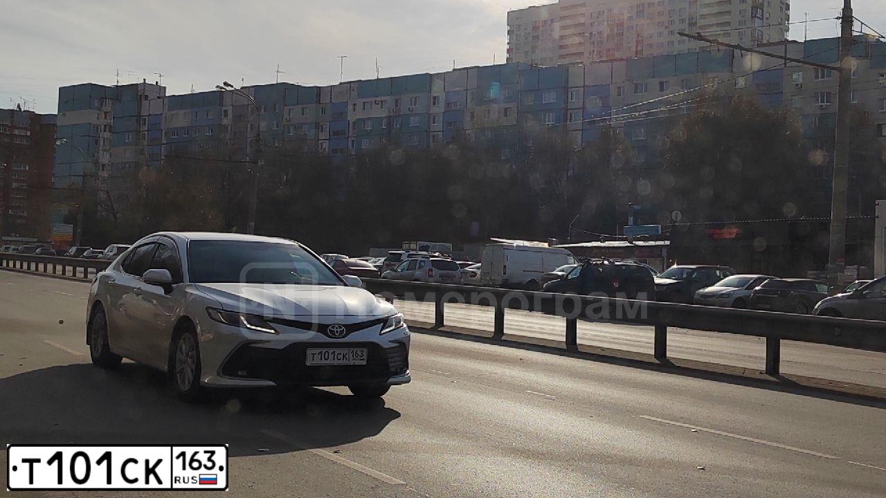 Фото автомобиля TOYOTA CAMRY АХVА70L RЕZNВХ, 2021 — госномер Т101СК163. Цвет: Белый