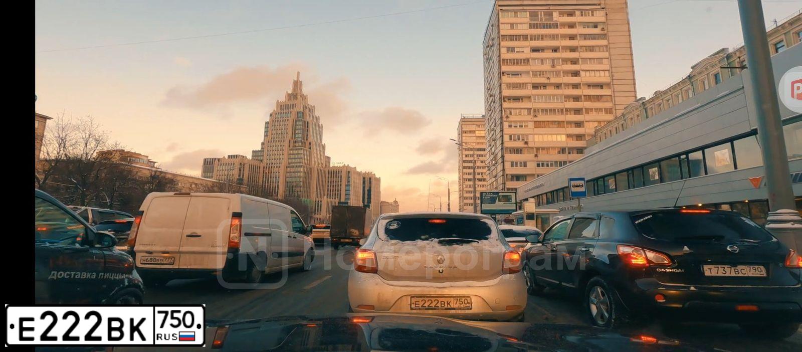 Фото автомобиля RENAULT SANDERO, 2017 — госномер Е222ВК750. Цвет: СВЕТЛО-СЕРЫЙ