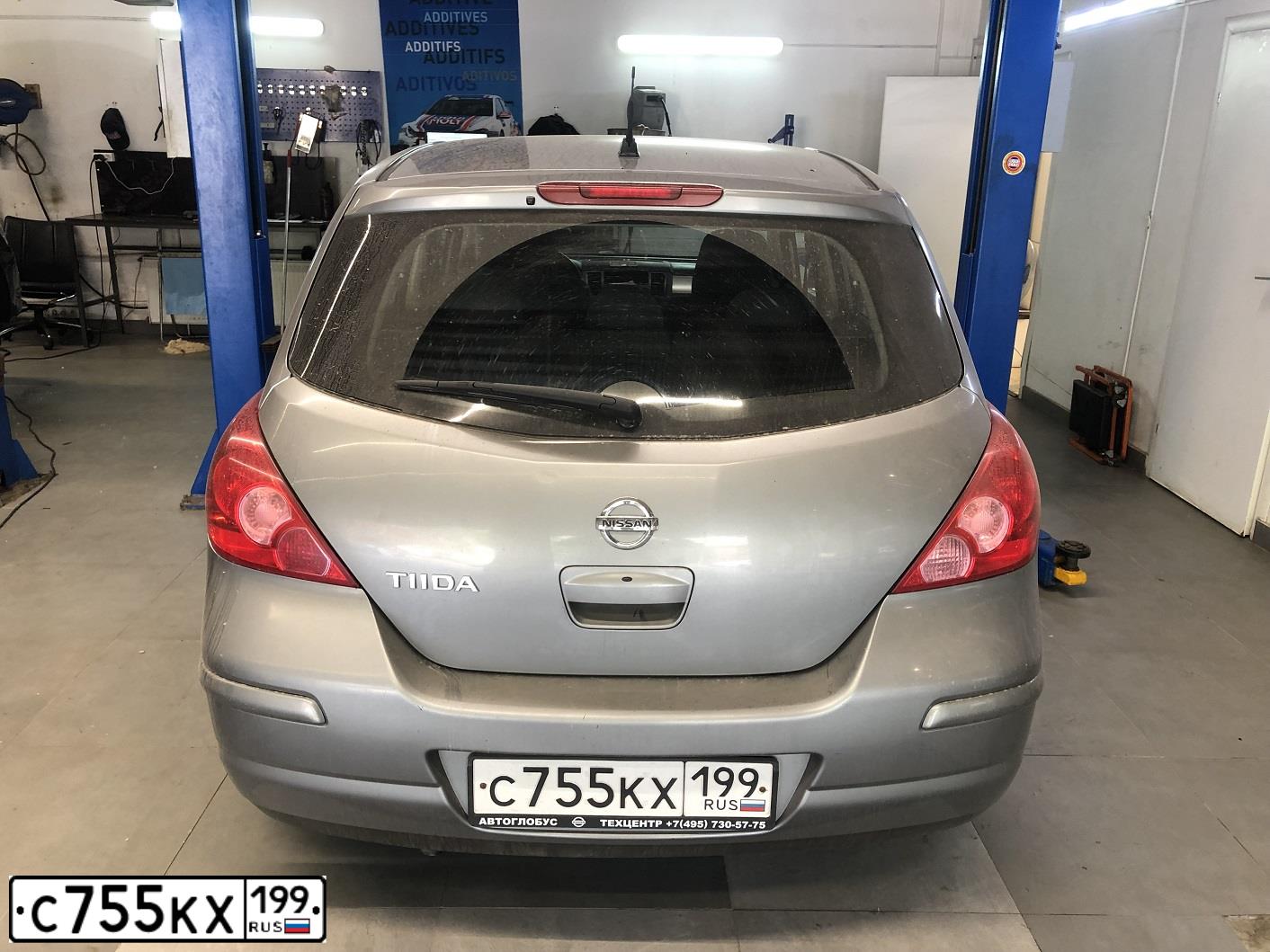 Фото автомобиля NISSAN TIIDA, 2008 — госномер С755КХ199. Цвет: СЕРЫЙ