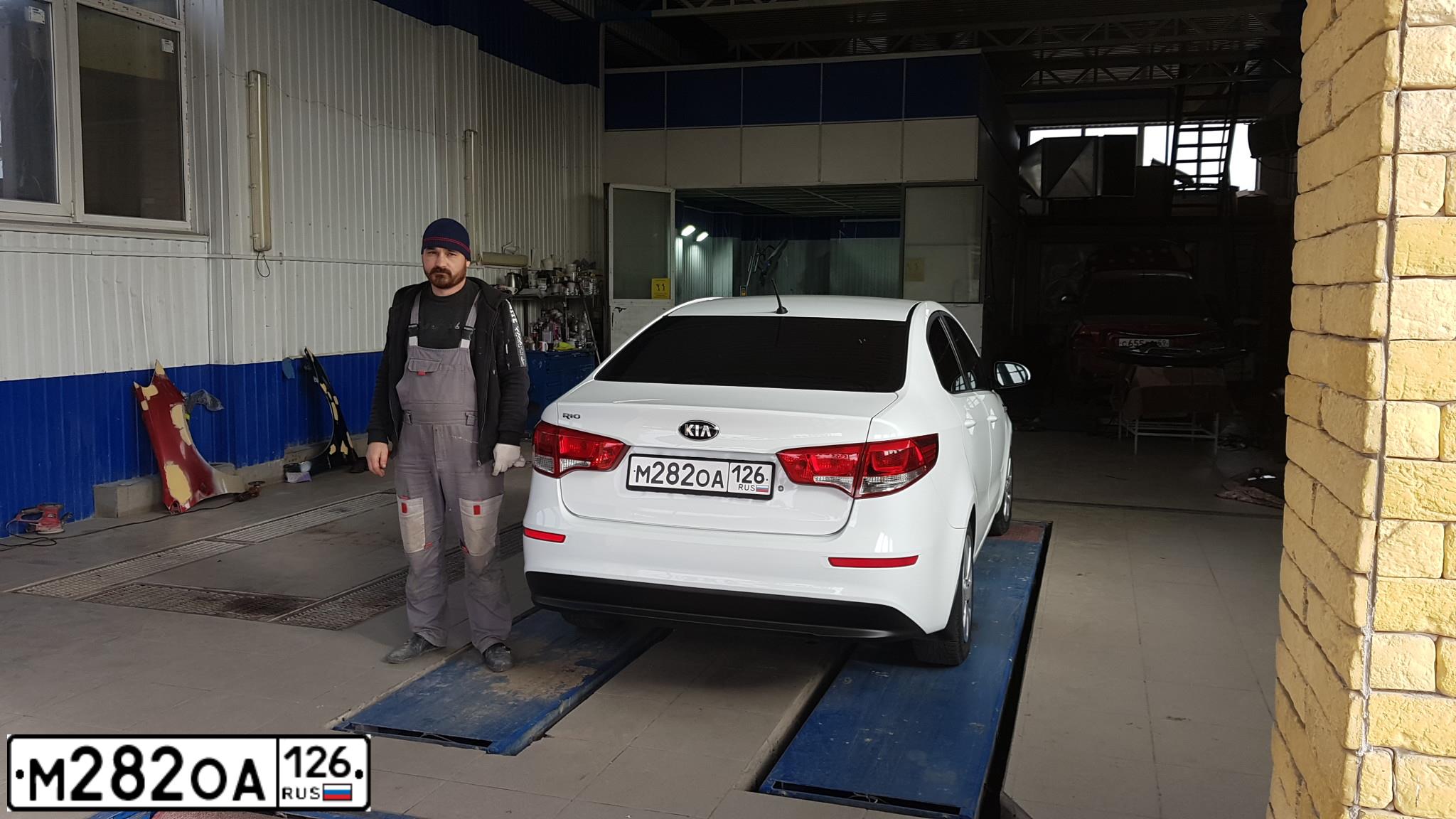 Фото автомобиля KIA RIO, 2016 — госномер М282ОА126. Цвет: Белый