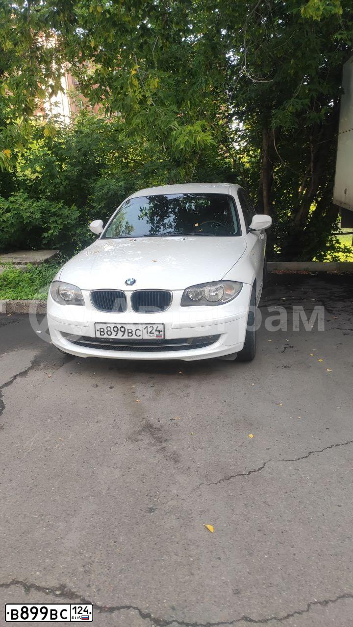 Фото автомобиля BMW SERIE 1, 2011 — госномер В899ВС124. Цвет: Белый