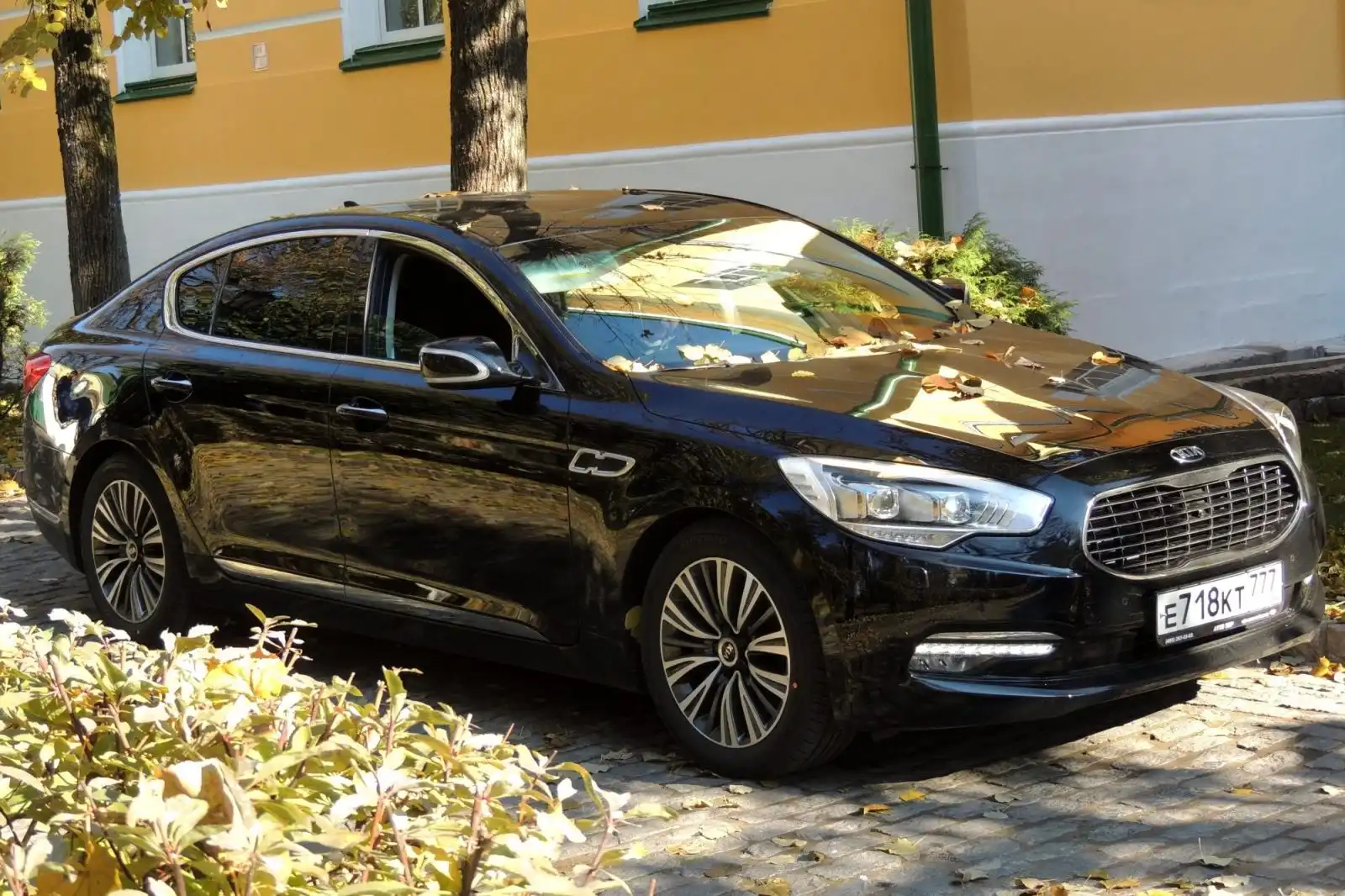 Фото автомобиля KIA QUORIS, 2014 — госномер Е718КТ777. Цвет: ЧЕРНЫЙ