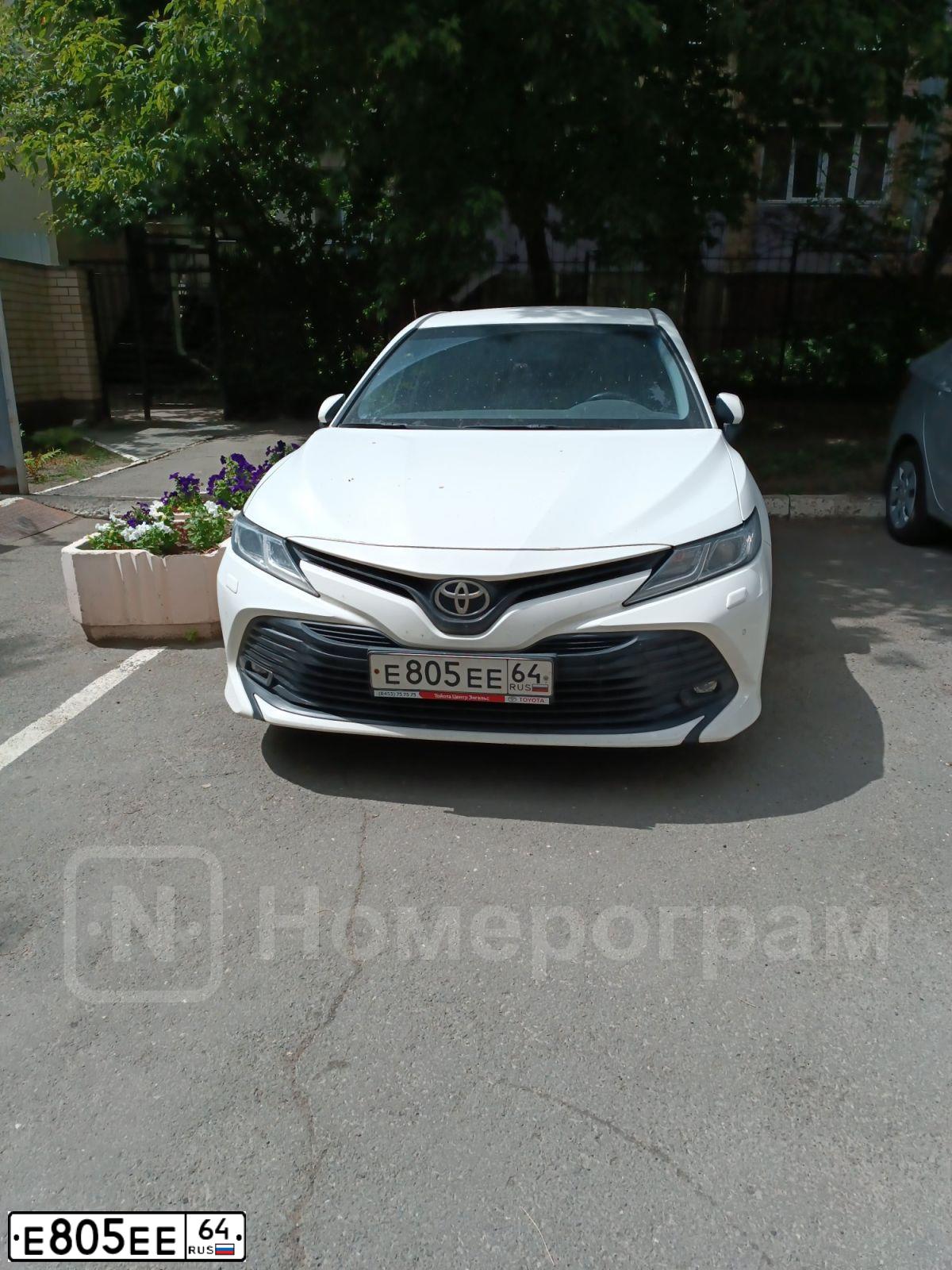 Фото автомобиля TOYOTA CAMRY, 2018 — госномер Е805ЕЕ64. Цвет: БЕЛЫЙ