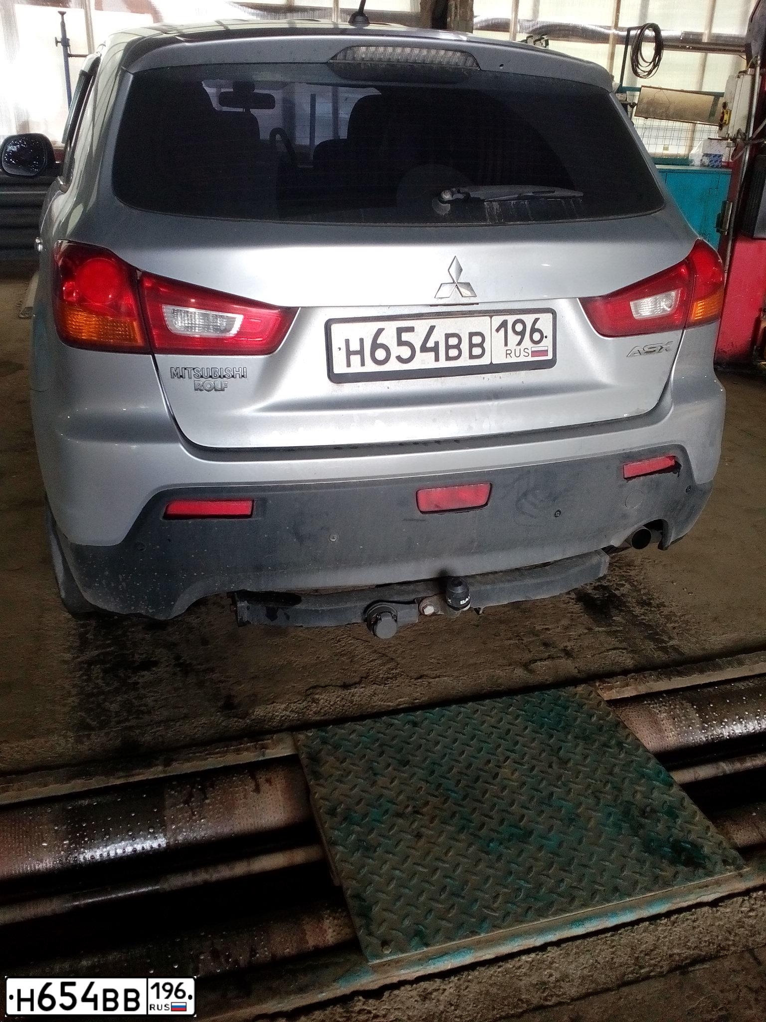 Фото автомобиля MITSUBISHI ASX, 2011 — госномер К930МУ178. Цвет: СВЕТЛО-СЕРЫЙ