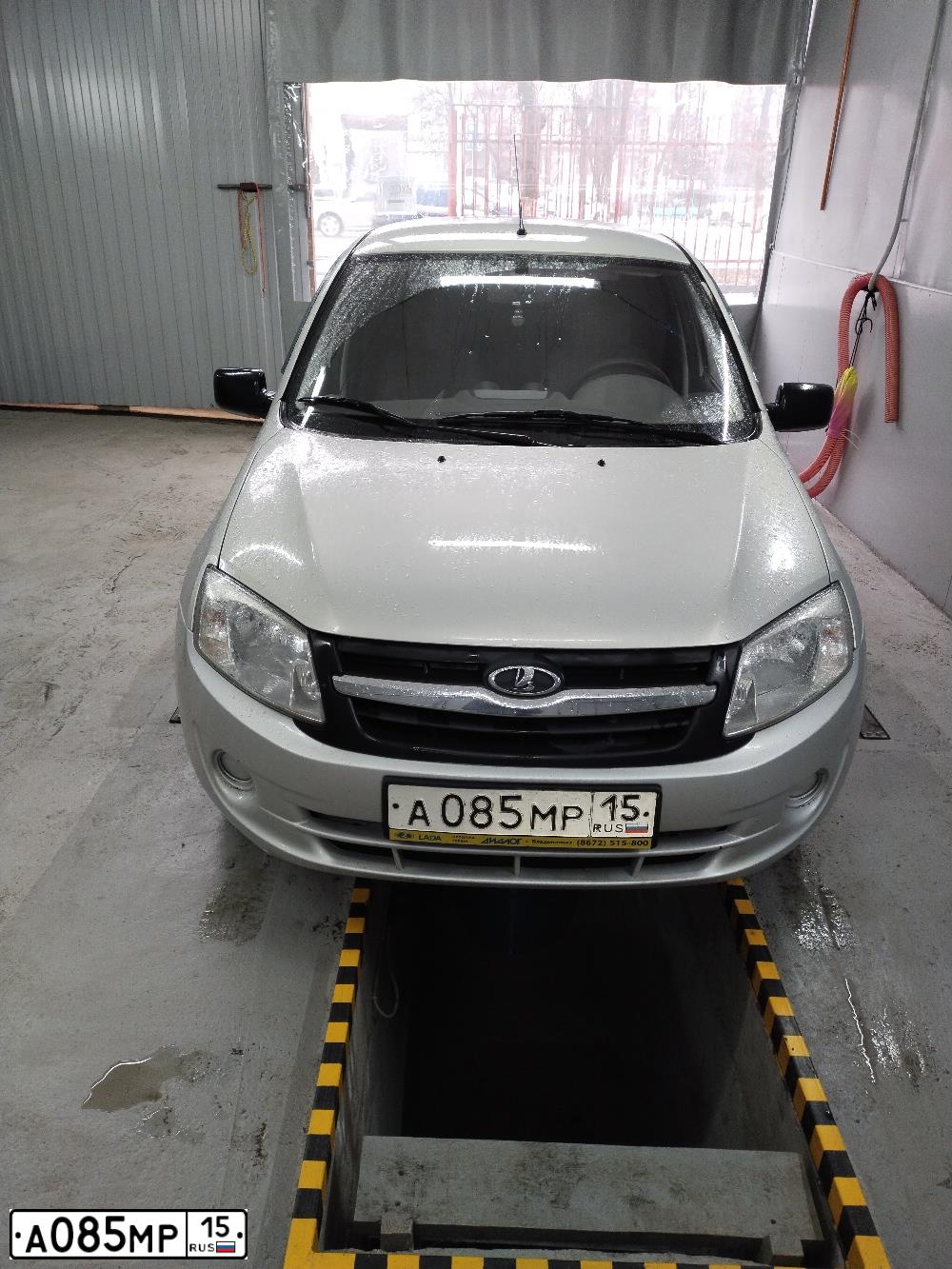Фото автомобиля LADA 2190 GRANTA, 2013 — госномер А085МР15. Цвет: Серебристый
