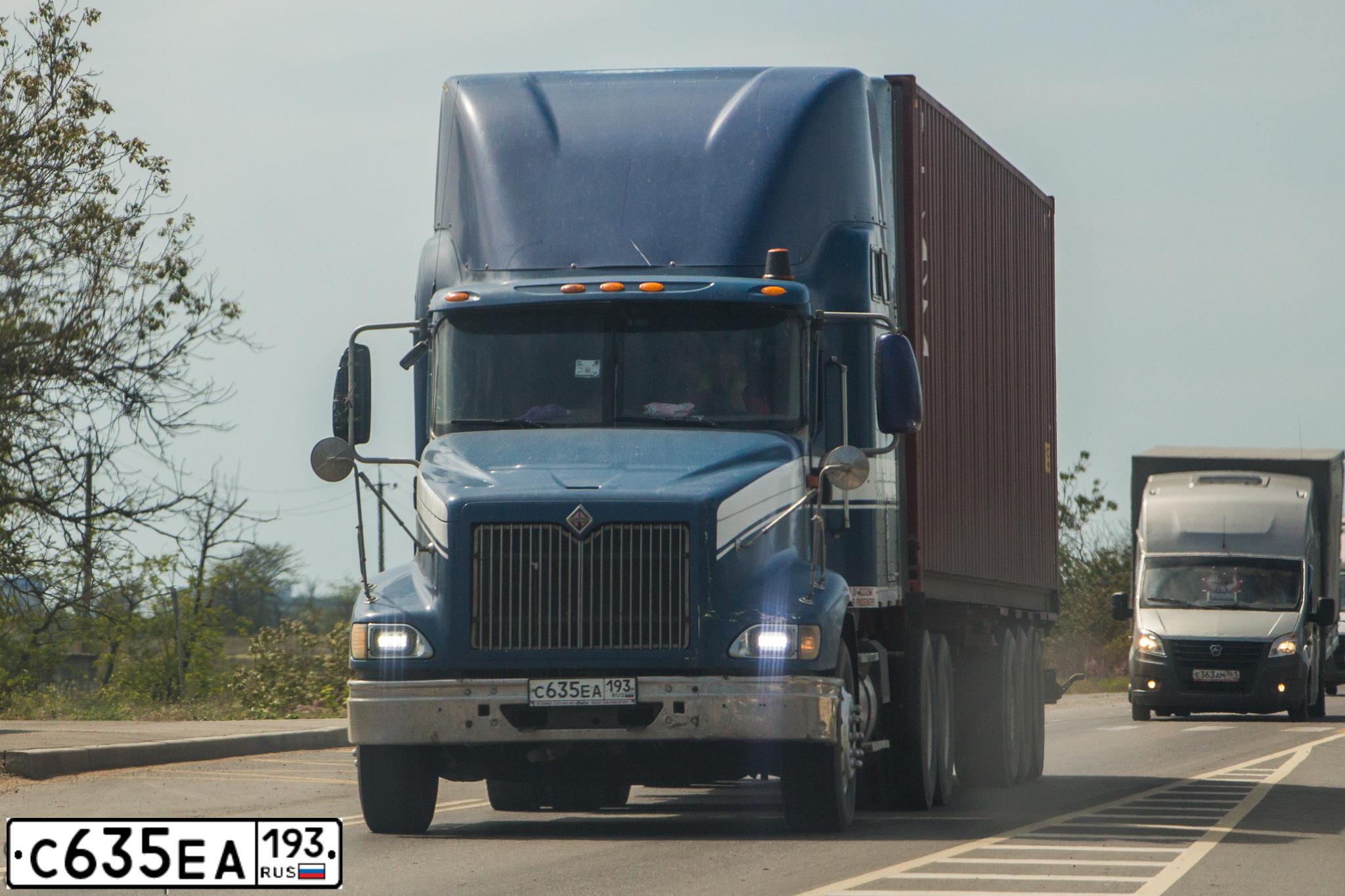 Фото автомобиля INTERNATIONAL HEAVY TRUCK 8500-9900, 2003 — госномер С635ЕА193. Цвет: синий