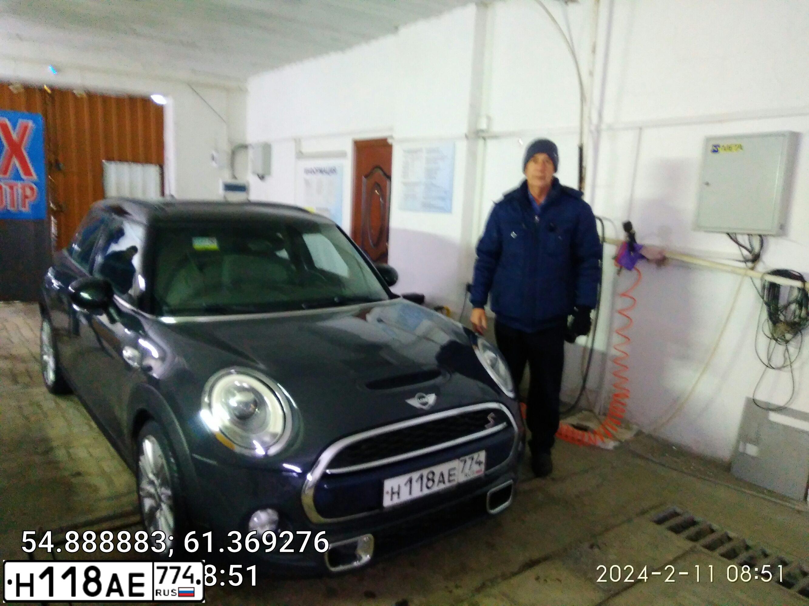 Фото автомобиля MINI MINI, 2015 — госномер Н118АЕ774. Цвет: ТЕМНО-СЕРЫЙ