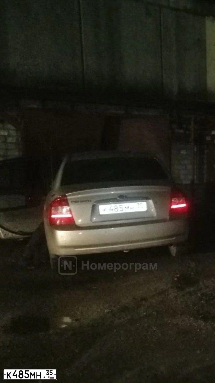 Фото автомобиля KIA CERATO, 2005 — госномер К485МН35. Цвет: СВЕТЛО-БЕЖЕВЫЙ