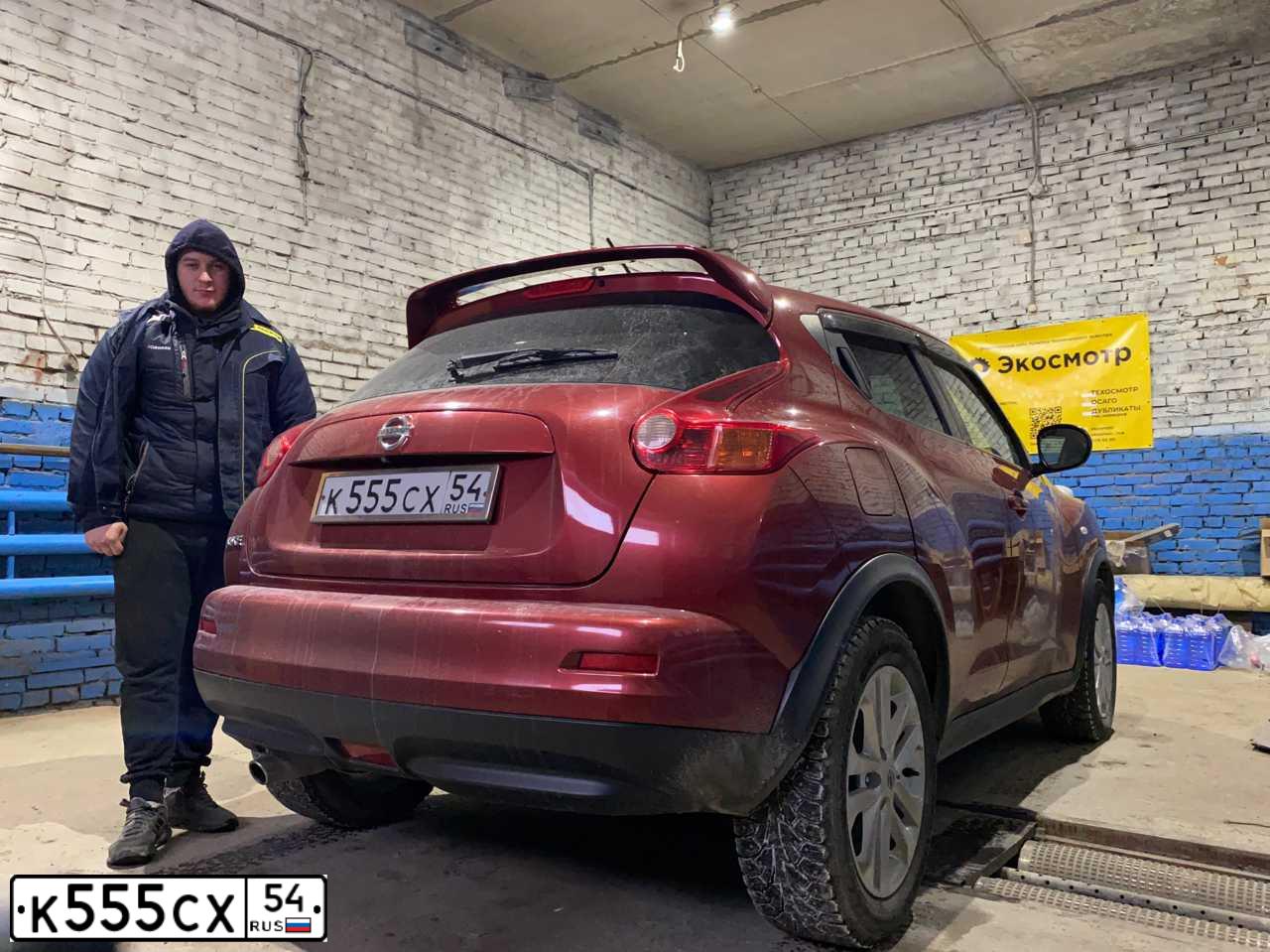 Фото автомобиля NISSAN JUKE, 2012 — госномер В888ХВ154. Цвет: Красный