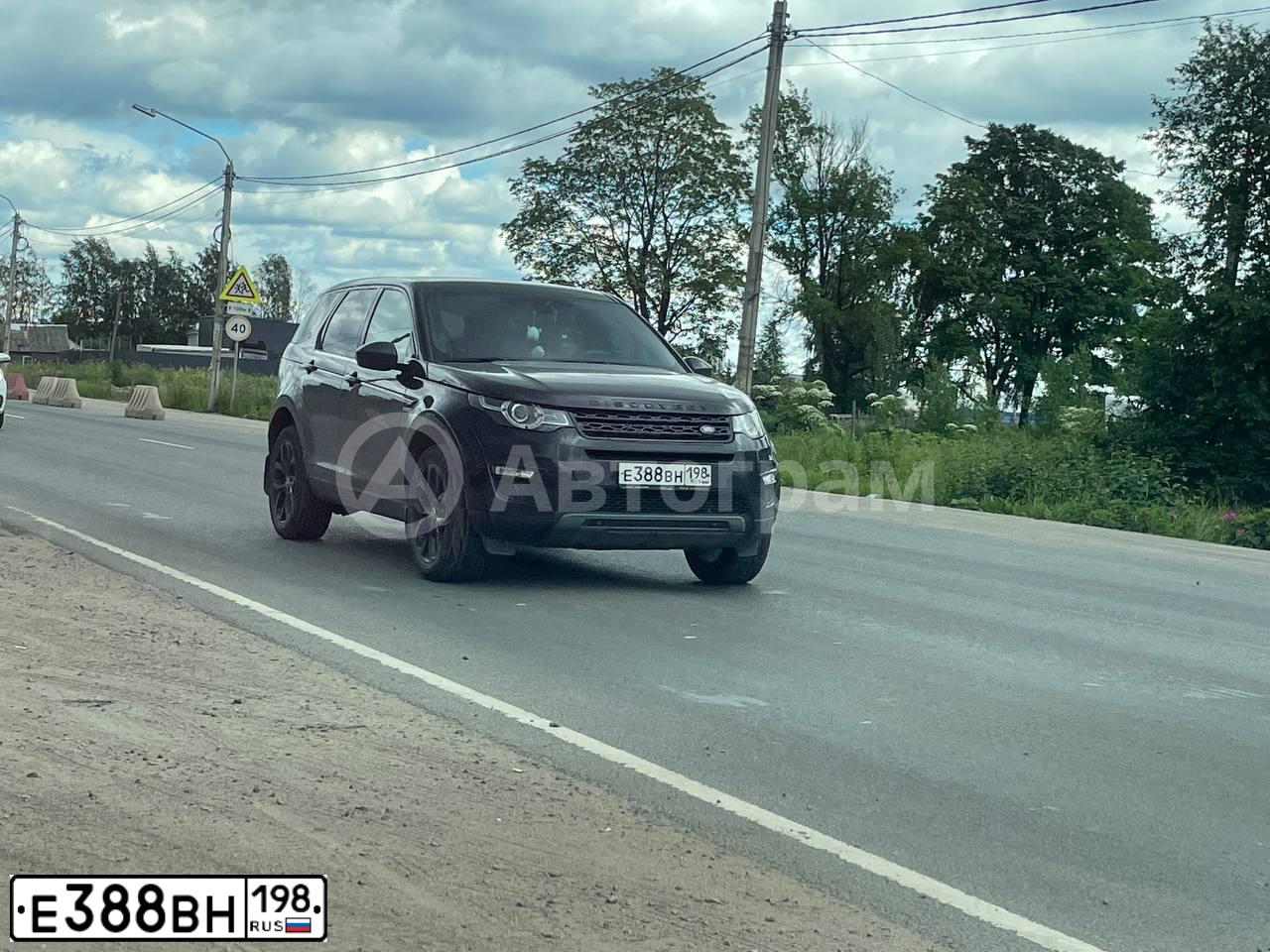 Фото автомобиля LANDROVER DISCOVERY SPORT, 2019 — госномер Е388ВН198. Цвет: ЧЕРНЫЙ