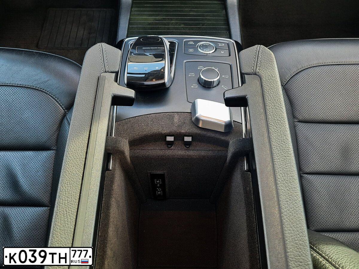 Фото автомобиля MERCEDES GL-KLASSE, 2016 — госномер Е213ММ799. Цвет: ЧЕРНЫЙ