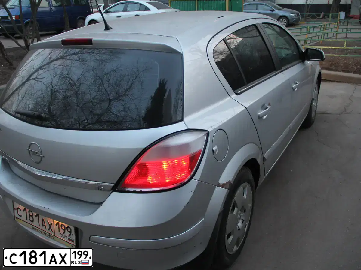 Фото автомобиля OPEL ASTRA, 2004 — госномер Р951КТ60. Цвет: Серебристый