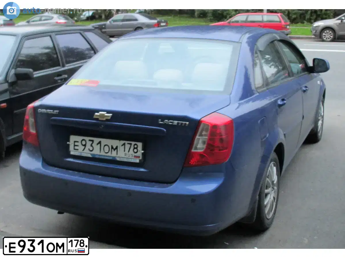 Фото автомобиля CHEVROLET LACETTI, 2010 — госномер Е931ОМ178. Цвет: СИНИЙ